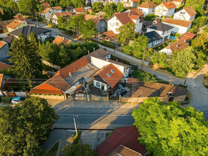 Kuća sa lokalom Sremska Kamenica centar !