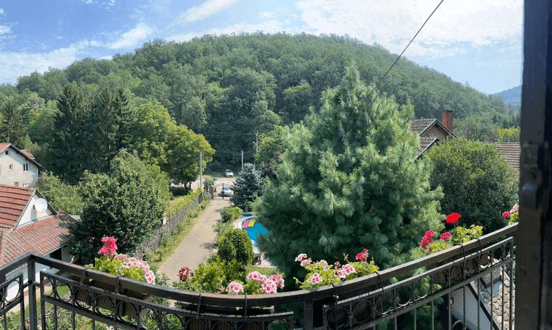 Kuća na Fenomenalnoj lokaciji, okružena zelenilom