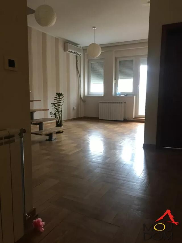 Stan,NOVI SAD,BULEVAR,kv: 80, € 194700, ID: 1026337